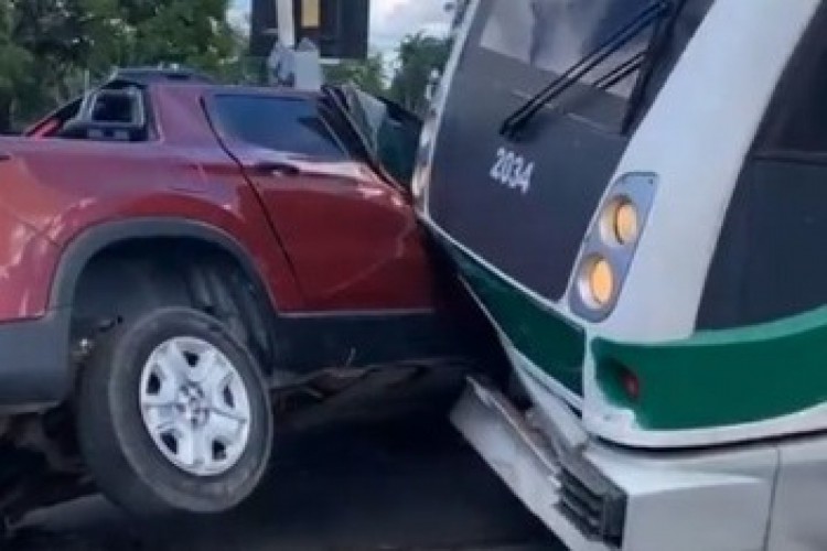 VLT colide com carro no bairro Jardim Iracema, em Fortaleza 