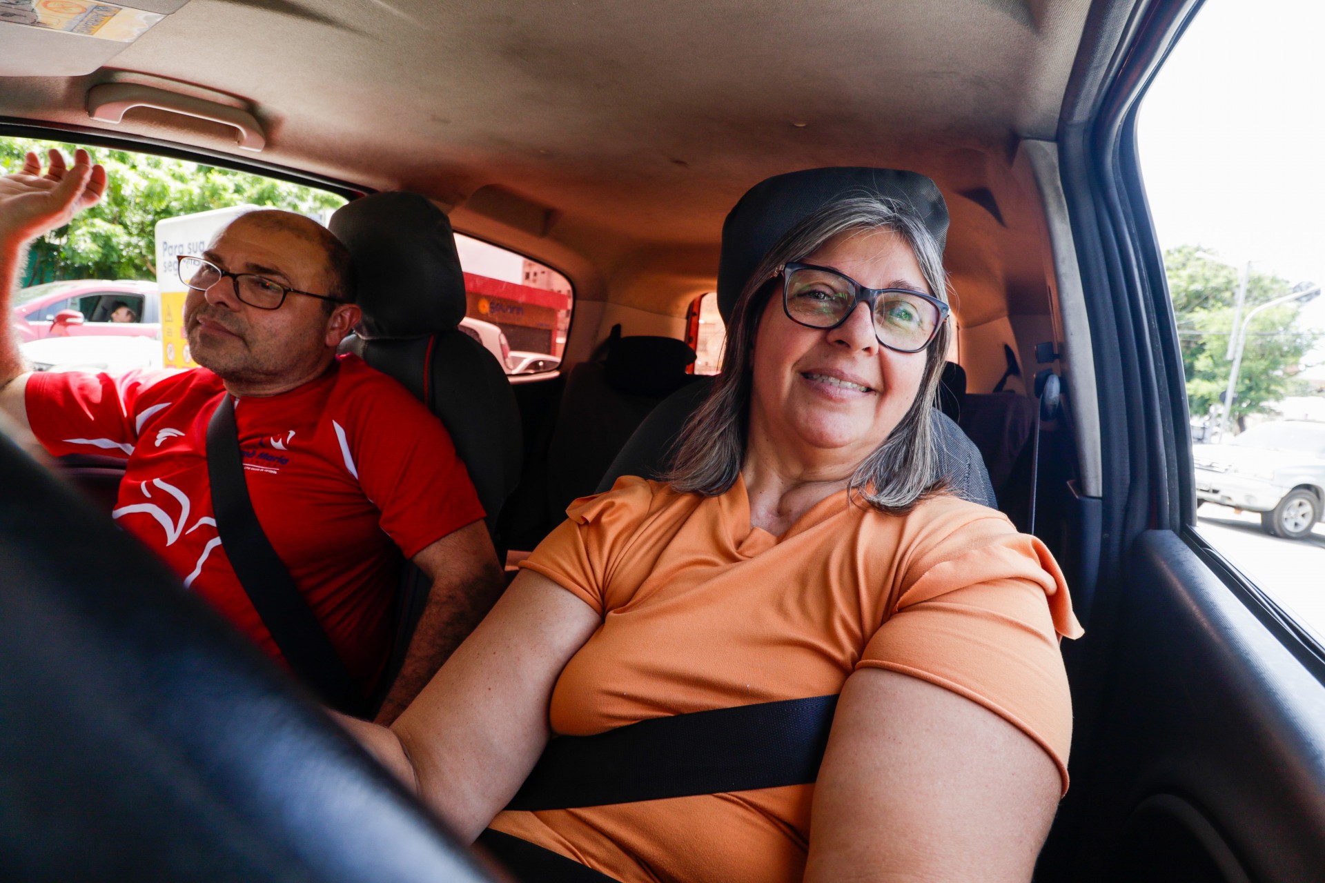 Simone Cristina Lopes, de 54 anos, é pensionista e diz que com preço elevado da gasolina tem precisado recorrer ao cheque especial (Foto: Thais Mesquita)