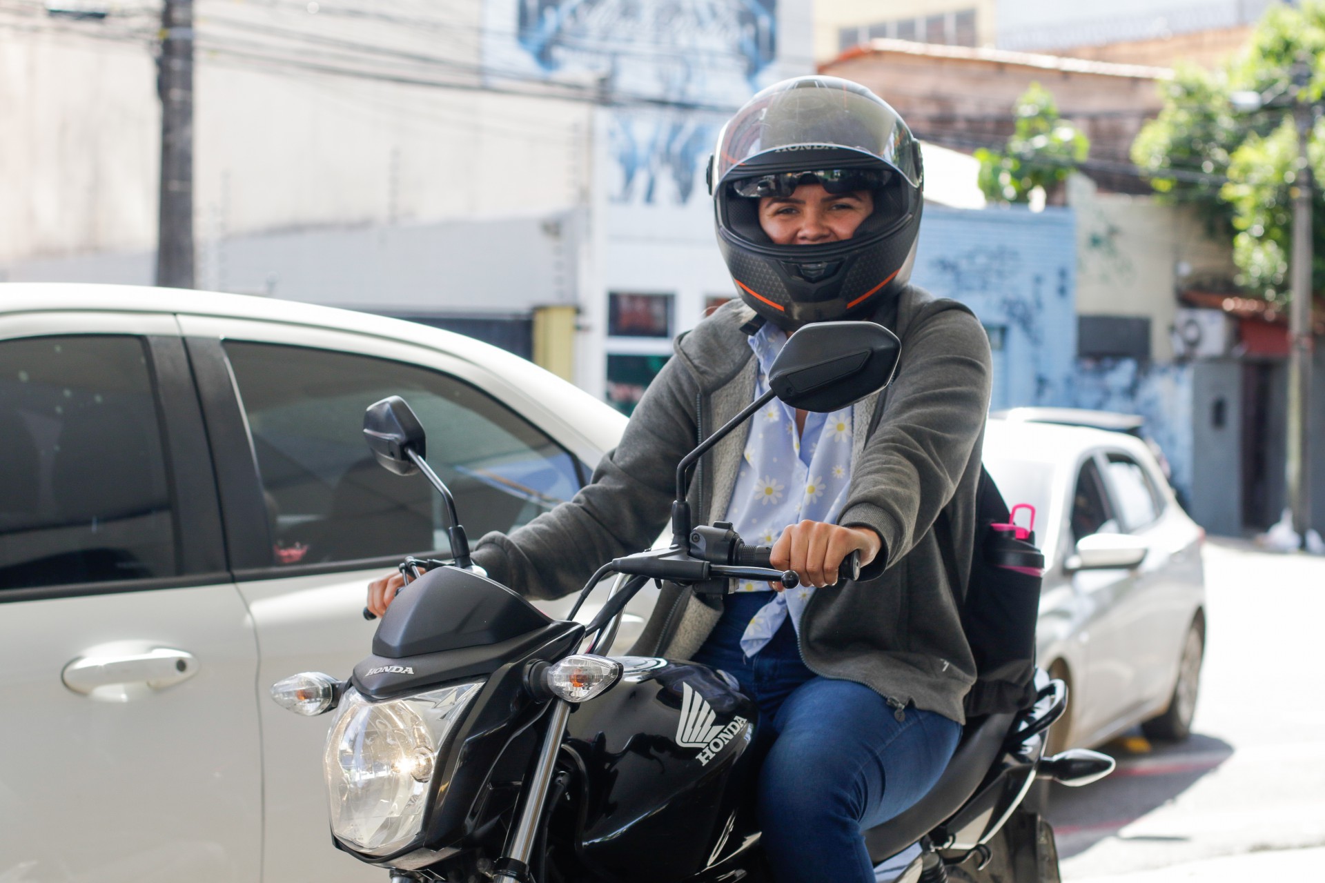 Tayana Rabelo, de 29 anos, é vendedora e afirma ter de procurar muito para encontrar combustível com preços mais em conta (Foto: Thais Mesquita)