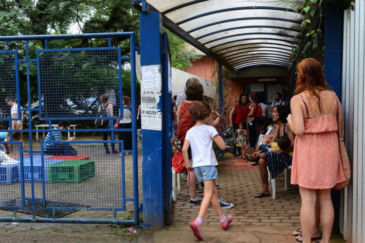 São Paulo - Alunos, funcionários e pais fazem ato contra o fechamento da Creche Oeste da Universidade de São Paulo (USP) (Rovena Rosa/Agência Brasil)