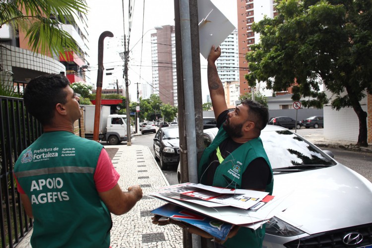 AGENTES retiraram propagandas irregulares