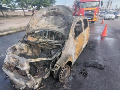 Pane elétrica causa incêndio em veículo na BR-116 