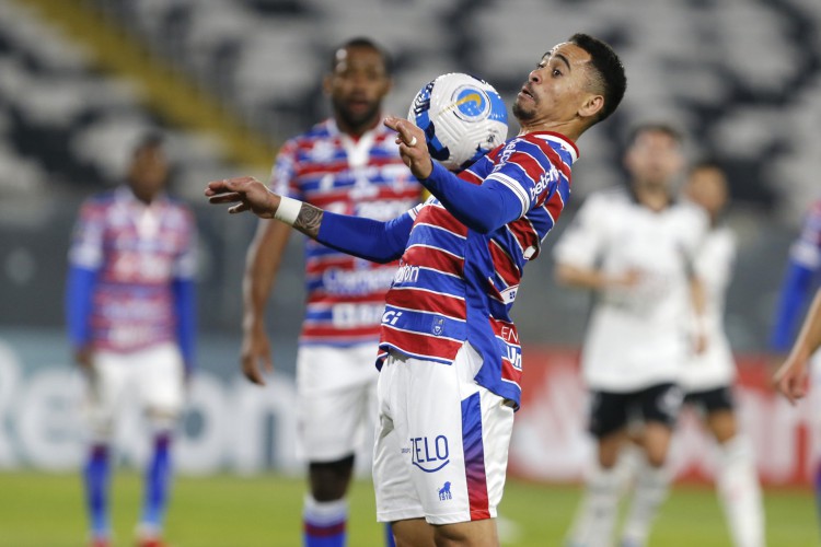 Ala Yago Pikachu no jogo Colo-Colo x Fortaleza, no Monumental, pela Copa Libertadores