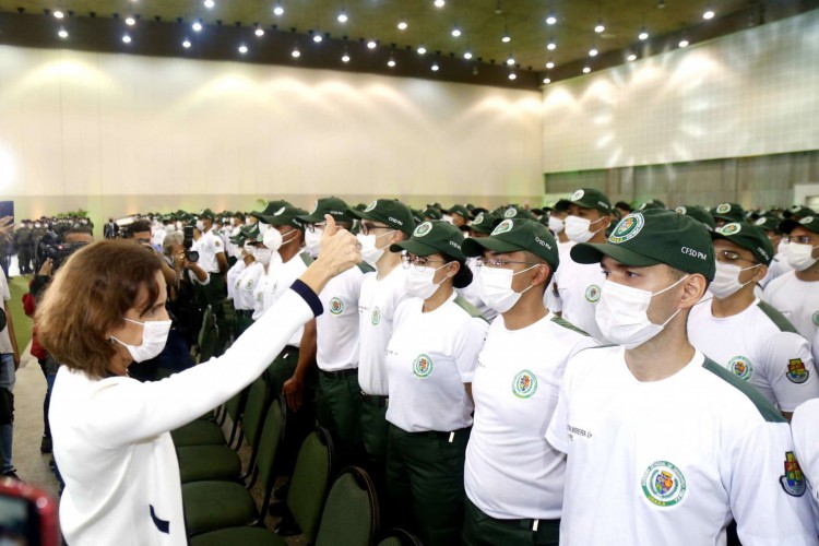 ￼ GOVERNADORA Izolda Cela deu boas vindas aos 2.415 alunos do curso de Formação de Soldados da Polícia Militar 