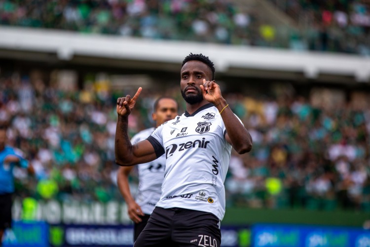 Atacante Mendoza comemora gol no jogo Goiás x Ceará, no estádio Hailé Pinheiro, pelo Campeonato Brasileiro Série A