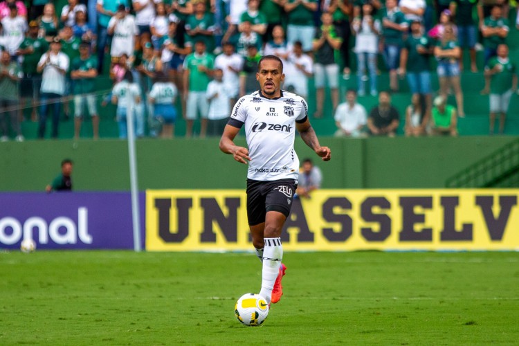 Lateral-esquerdo Bruno Pacheco no jogo Goiás x Ceará, no estádio Hailé Pinheiro, pelo Campeonato Brasileiro Série A