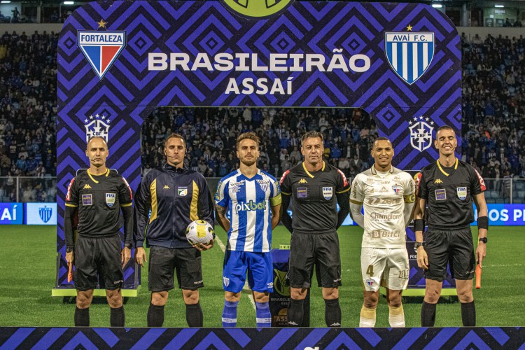 Capitães Bressan e Titi e árbitro Raphael Claus no jogo Avaí x Fortaleza, na Ressacada, pelo Campeonato Brasileiro Série A