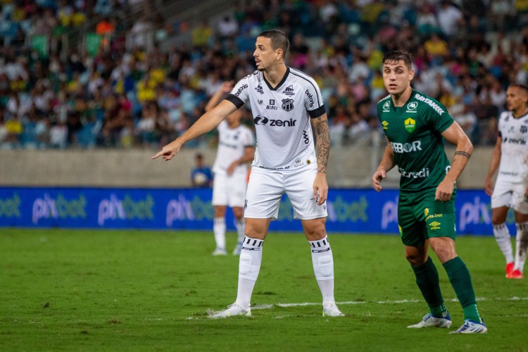 Atacante Matheus Peixoto no jogo Cuiabá x Ceará, na Arena Pantanal, pelo Campeonato Brasileiro Série A