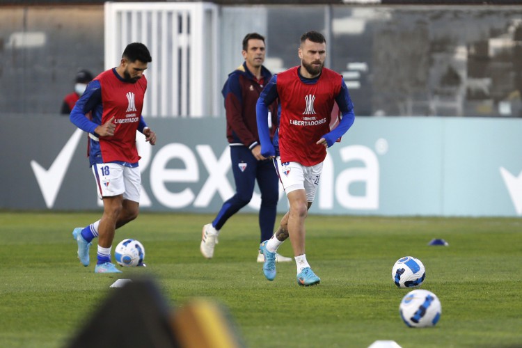 Meia Lucas Lima em aquecimento antes do jogo Colo-Colo x Fortaleza, no Monumental, pela Copa Libertadores