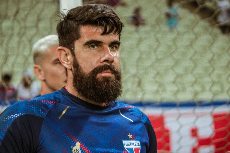 Goleiro Fernando Miguel em aquecimento antes do jogo Fortaleza x Goiás, na Arena Castelão, pelo Campeonato Brasileiro Série A