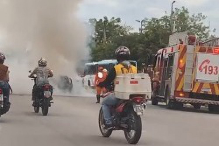 Incêndio atingiu veículo na BR-116, manhã desta quarta-feira, 22