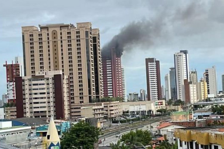 Prédio onde apartamento pegou fogo no bairro Cocó, em Fortaleza, tinha sistemas preventivos de incêndio adequados, o que ajudou o trabalho dos bombeiros