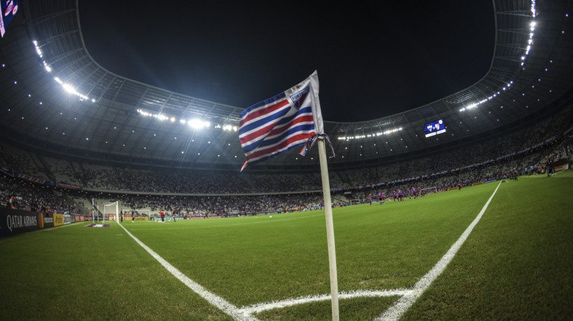 Bandeira do Fortaleza no gramado da Arena Castelão no jogo Fortaleza x River Plate, pela Copa Libertadores