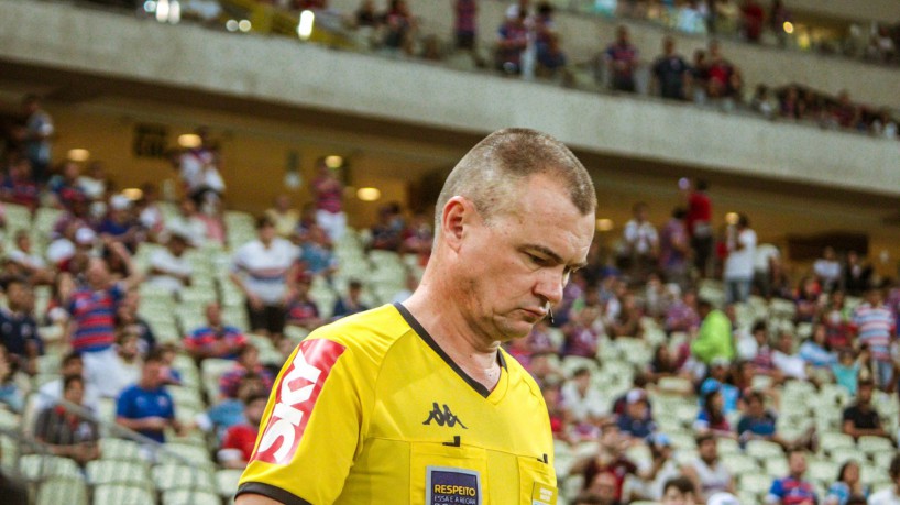 Árbitro Leandro Vuaden no jogo Fortaleza x América-MG, na Arena Castelão, pelo Campeonato Brasileiro Série A