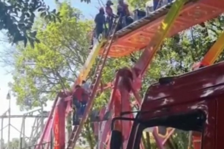 Corpo de Bombeiros de São Paulo realizou resgate de dez crianças que ficaram presas em brinquedo em parque de diversões, em São Bernardo do Campo, nesta quinta-feira, 23