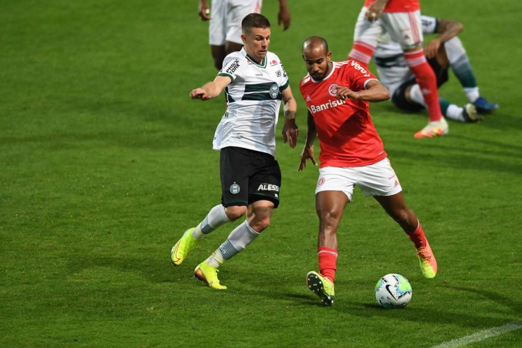 Internacional e Coritiba se enfrentam pelo Brasileirão Série A 2022 hoje, 24; onde assistir ao vivo aos jogos do dia e horário do jogo.
