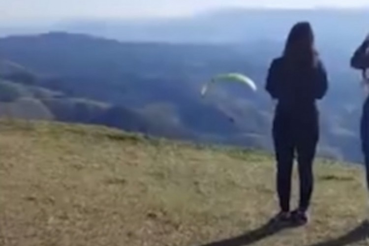 Uma mulher caiu durante voo de paraglider na cidade de Santo Antônio do Pinhal, no interior de São Paulo, nessa quarta-feira, 22