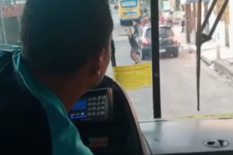 Passageiros de ônibus e funcionários foram surpreendidos pelas brigas entre torcidas em Fortaleza 