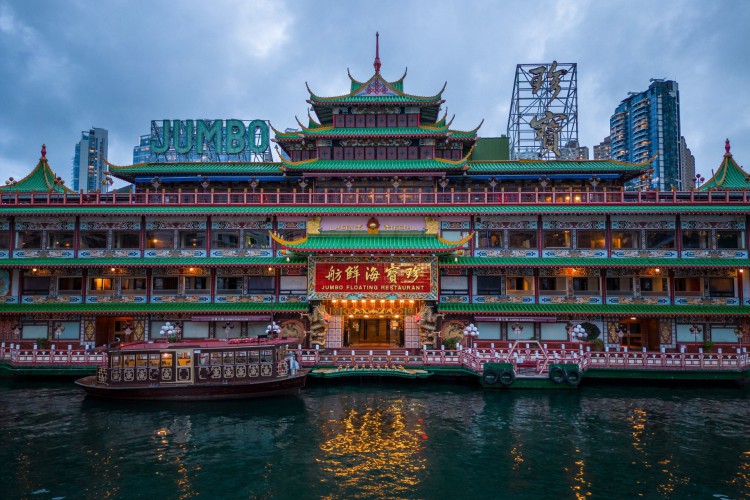 Jumbo Floating Restaurant localizado no abrigo de tufões perto de Aberdeen, no lado sul da ilha de Hong Kong