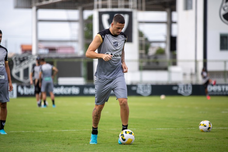 Atacante Matheus Peixoto em treino do Ceará no estádio Carlos de Alencar Pinto, em Porangabuçu