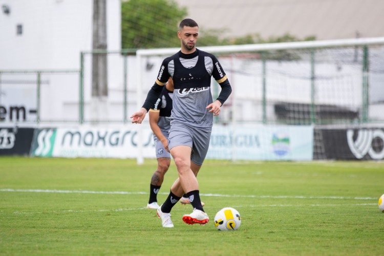 Zagueiro Gabriel Lacerda em treino do Ceará no estádio Carlos de Alencar Pinto, em Porangabuçu