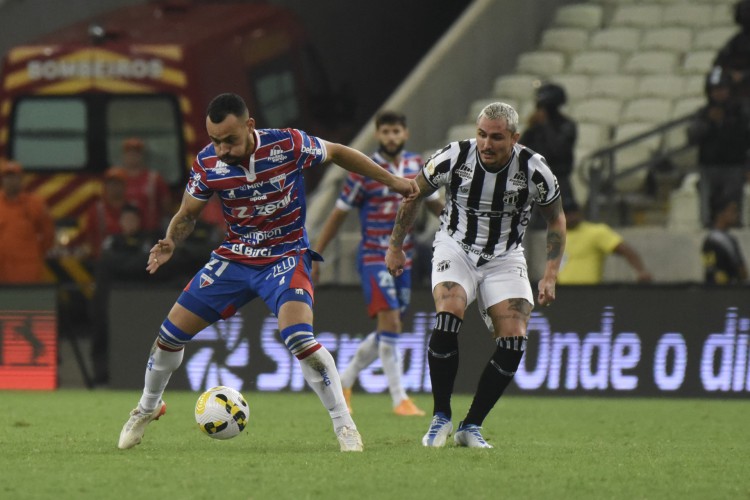 Atacante Moisés e meia Vina disputam bola no Clássico-Rei entre Fortaleza x Ceará, na Arena Castelão, pela Copa do Brasil