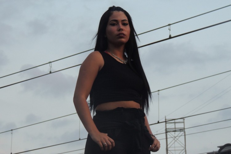 Alice K (@alicekoficial) trabalha nos trens e metrôs do Rio de Janeiro e teve um vídeo viralizado cantando música de Anitta 