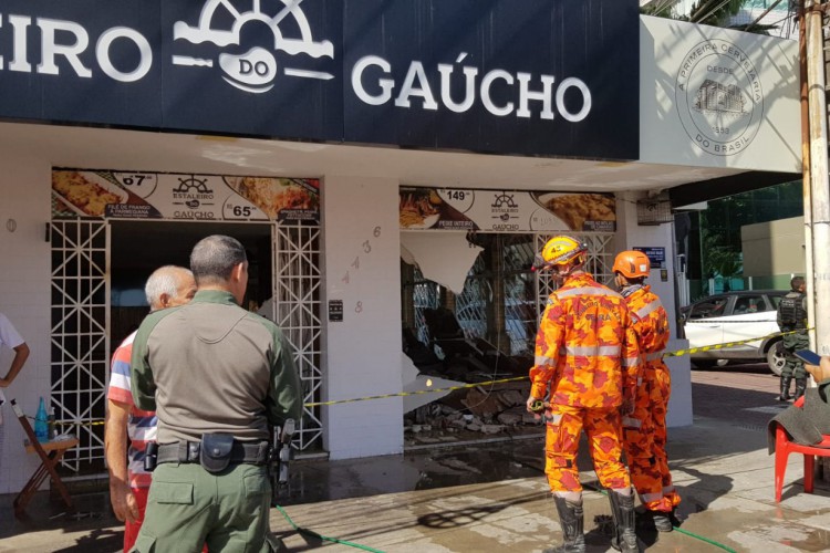 Teto de restaurante na Beira Mar caiu nessa sexta-feira, 24