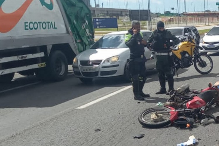 Durante britz, homem fugiu pela contramão na avenida do Aeroporto até se chocar com dois carros