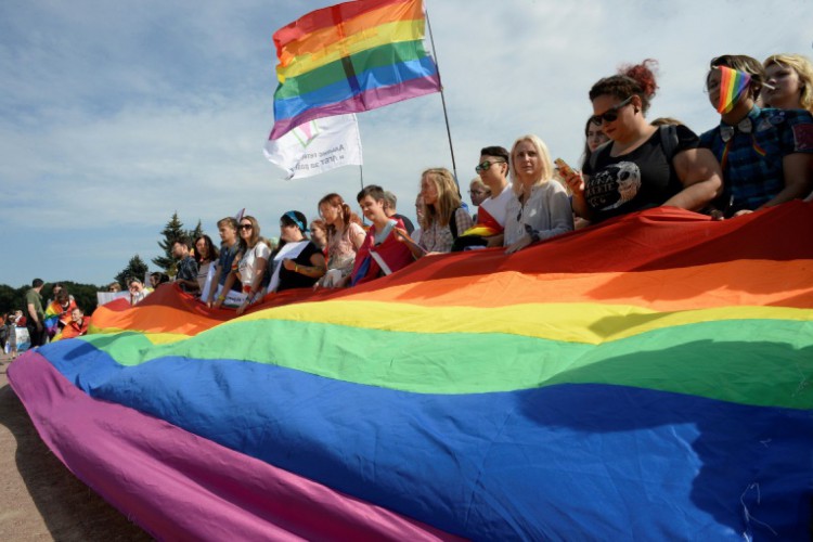 Artistas LGBTQIA+ da Rússia encontram refúgio em Paris durante a guerra