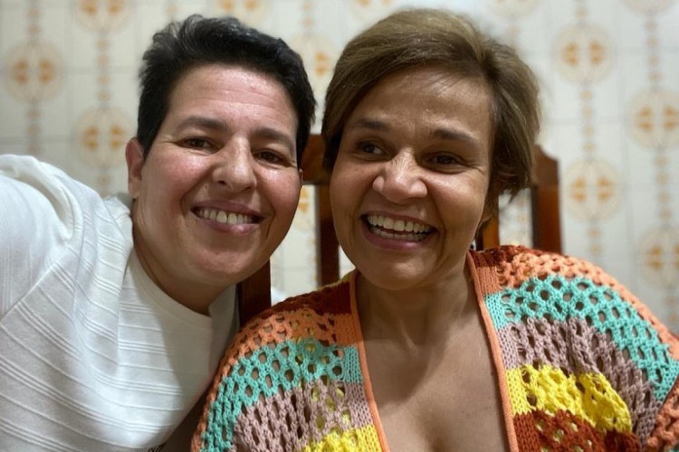 Claudia Rodrigues afirma que tinha medo de homofobia antes de assumir namoro com Adriane Bonato