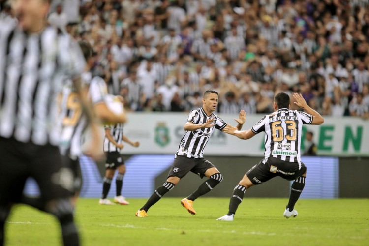 Erick fez o gol que deu o empate ao Ceará diante do Atlético-GO, na Arena Castelão