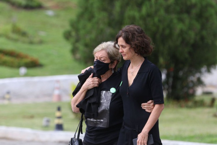 Familiares se despedem de Dom Phillips em funeral em Niterói