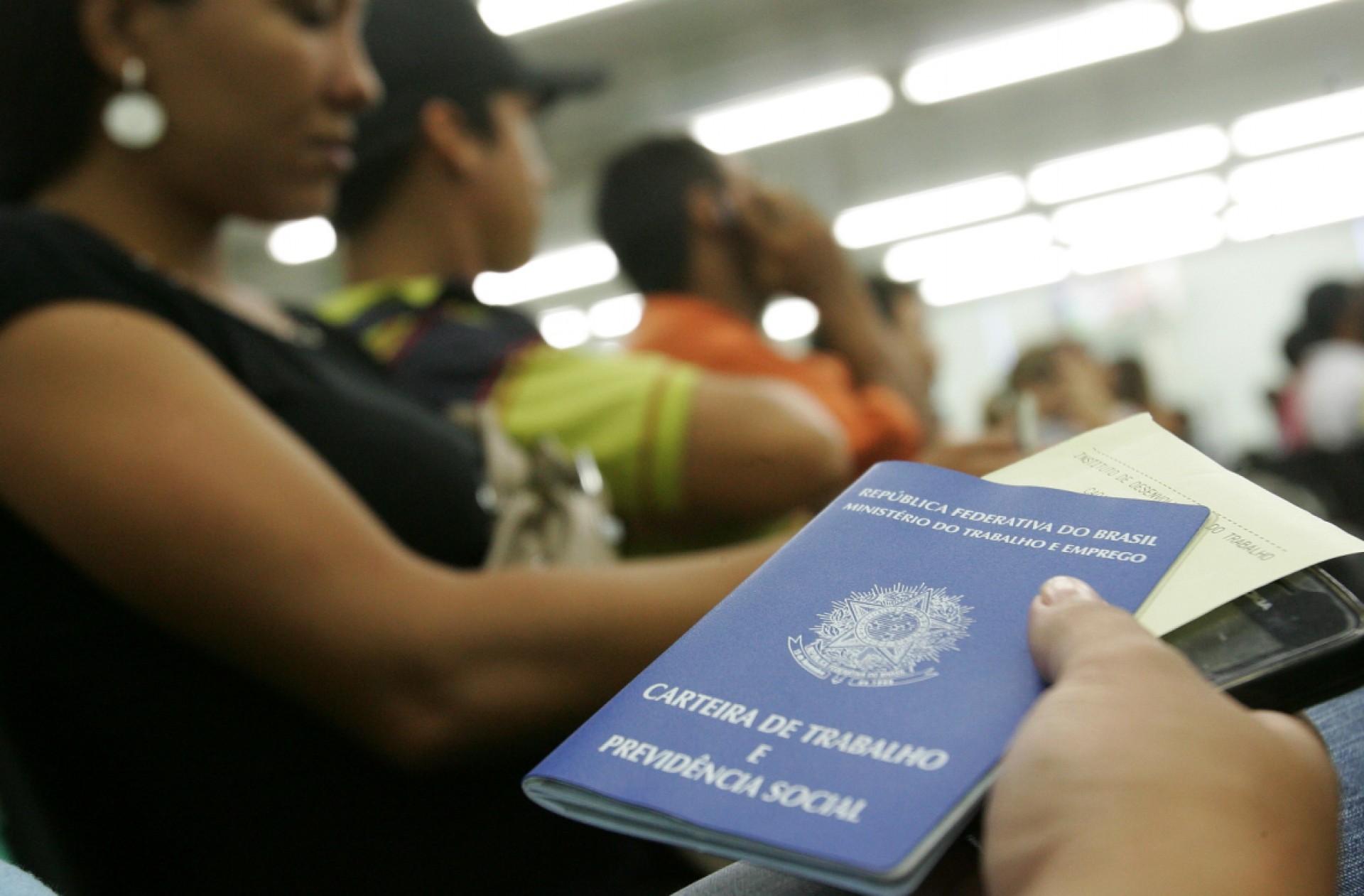 No Brasil, o primeiro ano de pandemia (2020) registrou 13,5% de desempregados - em 2019, a taxa era de 11,9%.