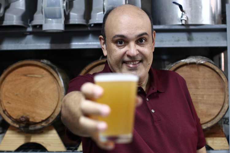 Na Beer Planet, o sommelier e cervejeiro Júlio Costa ministra cursos de fabricação de cervejas, além de oferecer insumos e equipamentos para o preparo