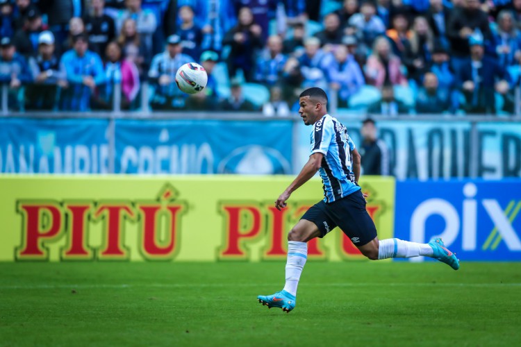 Grêmio e Náutico se enfrentam pelo Brasileirão Série B 2022 hoje, 8; onde assistir ao vivo aos jogos do dia e horário do jogo.