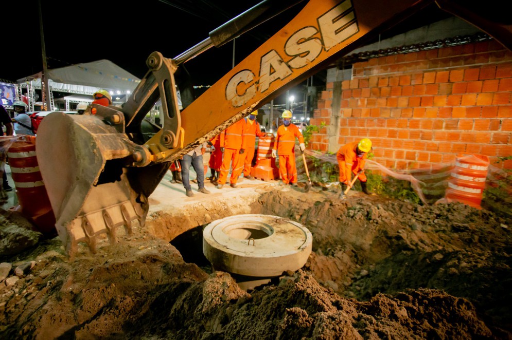 Obras de ampliação da rede de esgoto da Capital começaram na noite desta segunda-feira, 27/6, logo após assinatura de ordem de serviço pela governadora Izolda Cela.