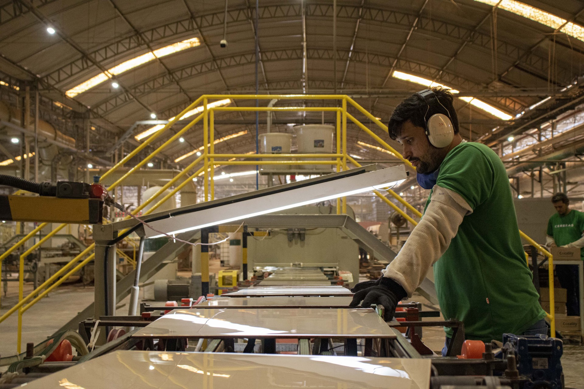 Com retomada das horas trabalhas, espera-se melhora nos indicadores no 2º semestre (Foto: Samuel Setubal/ Especial para O Povo)