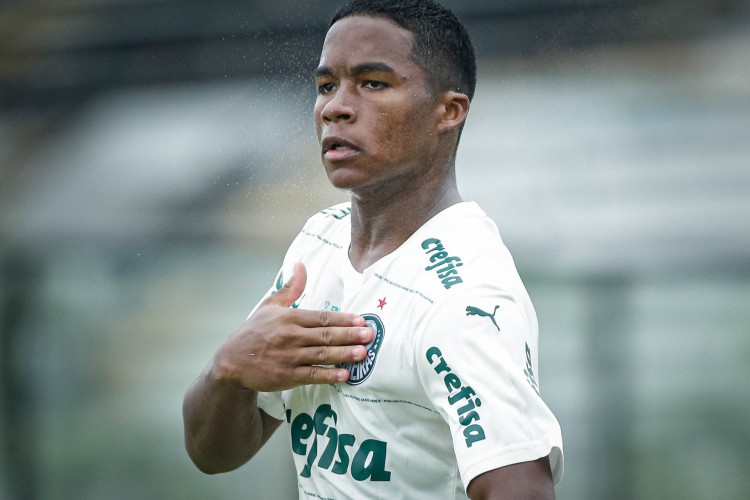 Atacante Endrick comemora gol no jogo Vasco x Palmeiras, em São Januário, pela final da Copa do Brasil sub-17