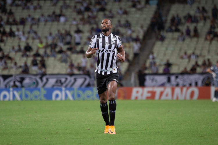 Zagueiro Luiz Otávio sentiu lesão muscular no aquecimento do jogo Ceará contra o Palmeiras, na Arena Castelão, pelo Campeonato Brasileiro Série A