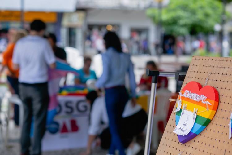 FORTALEZA, CE, BRASIL, 28-06.2022: Ação orgulho e cidadania LGBT+ na Praça do Ferreira, com varios serviços como caminhão cidadão, segunda via de RG e outros. em epoca de COVID-19. (Foto:Aurelio Alves/ Jornal O POVO)