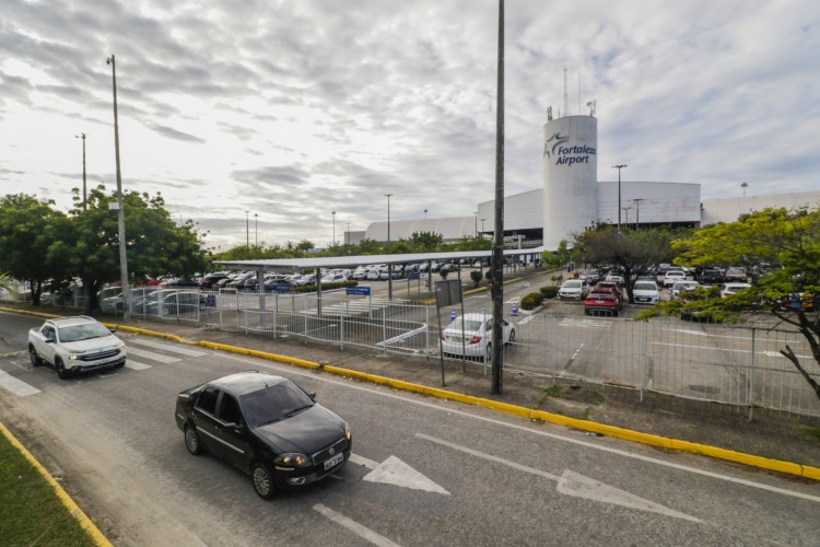 FRAPORT Concessionária do Aeroporto Pinto Martins alega que cobrança é forma de gerar agilidade no embarque e desembarque, mas OAB vê exagero.
