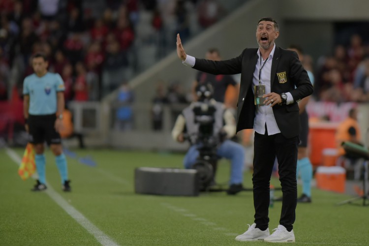 Técnico Christian Díaz no jogo Athletico-PR x The Strongest, na Arena da Baixada, pela Copa Libertadores