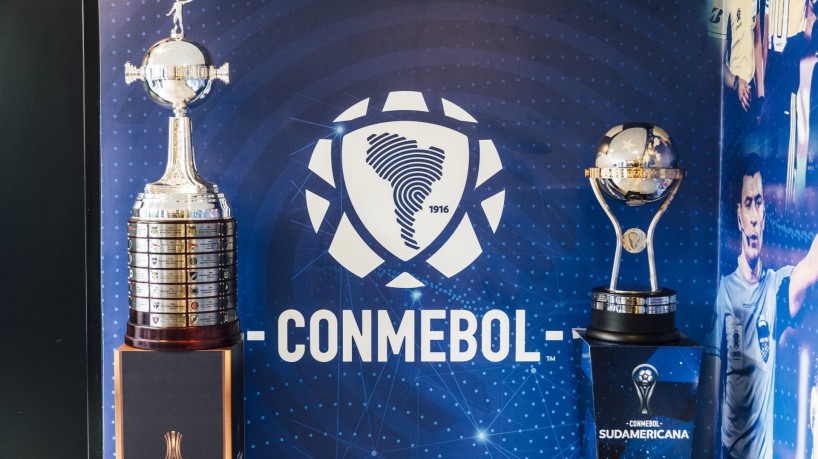 Taças da Copa Libertadores e Copa Sul-Americana na sede da Conmebol