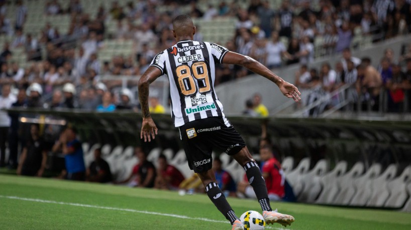 Atacante Cléber no jogo Ceará x Atlético-GO, na Arena Castelão, pelo Campeonato Brasileiro Série A