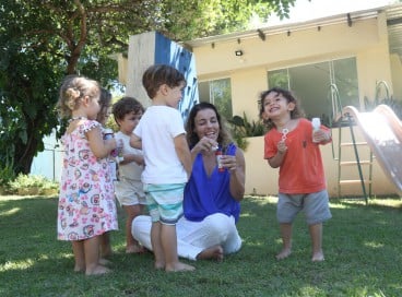 A fundadora do Casulo, Joana Ferreira, em momento de brincadeira e estímulo com alunos  