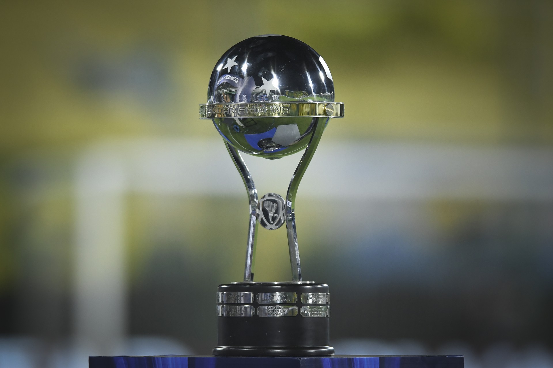 Troféu da Copa Sul-Americana (Foto: Staff Images / CONMEBOL)