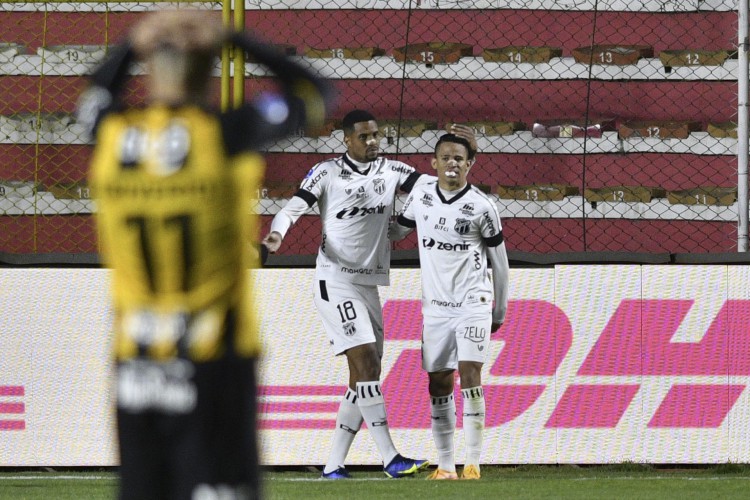 Brazil's Ceara Erick (R) celebrates after scoring against Bolivia's The Strongest during the Copa Sudamericana football tournament round of sixteen first leg match, at the Hernando Siles stadium in La Paz on June 29, 2022. (Photo by AIZAR RALDES / AFP)

The Strongest x Ceará - 1a partida das oitavas de final da Copa Sulamericana 2022.  