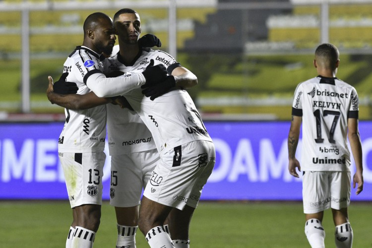 Jogadores do Vovô comemoram gol em triunfo na Bolívia