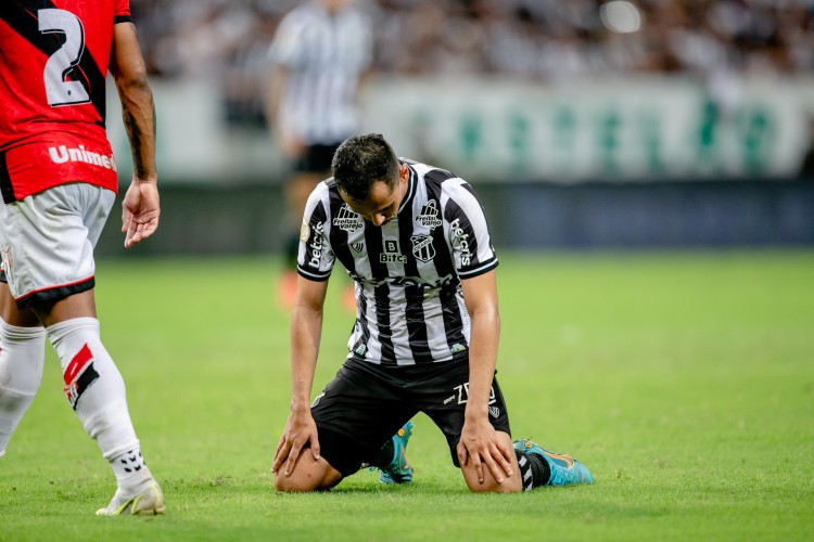 Atacante Lima na partida entre Ceara e Atletico Goieniense, pelo Campeonato Brasileiro na Arena castelão (Foto:Aurelio Alves/ Jornal O POVO)